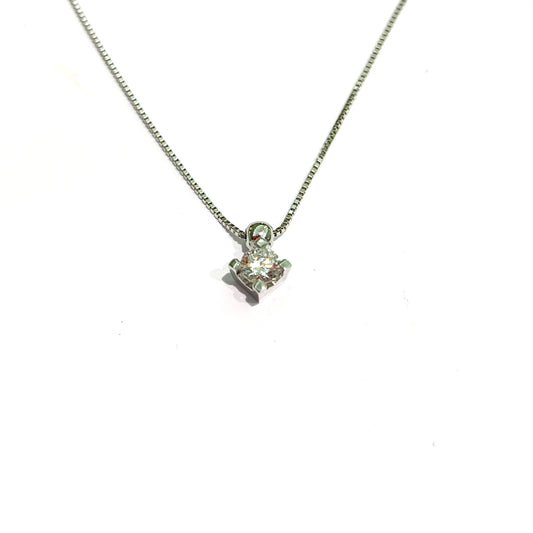 Collana in oro bianco 18kt con diamante solitario. Lunghezza catena 42 cm. Caratura diamante 0,10. Dimensione diamante 0,3 cm. Spedizione gratuita con confezione regalo.
