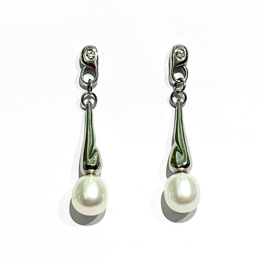 Orecchini pendenti in bijoux con perle coltivate.  Lunghezza totale 4 cm.  Dimensione perla 0,7 cm.  Chiusura con farfalline.  Spedizione gratuita con confezione regalo. 