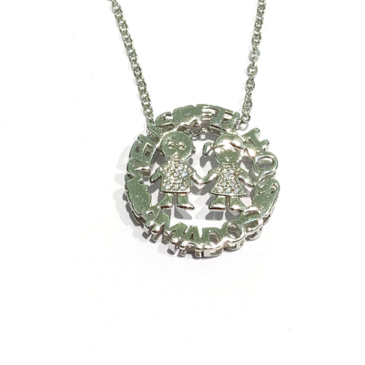Collana argento con bimbi e scritta "MEUS FILHOS AMADOS" (Miei figli amati). Lunghezza catena 39 cm, allungabile a 42 cm. Dimensioni ciondolo 2 x 2 cm. Spedizione gratuita con confezione regalo.