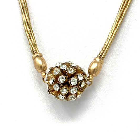 Collana lunga in bijoux multifilo con inserti rotondi ricoperti da zirconi. Lunghezza catena 64 cm. Spessore catena 0,5 cm. Grandezza inserto centrale piu grande 2 cm. Grandezza inserti laterali più piccoli 1,5 cm. Spedizione gratuita con confezione regalo.