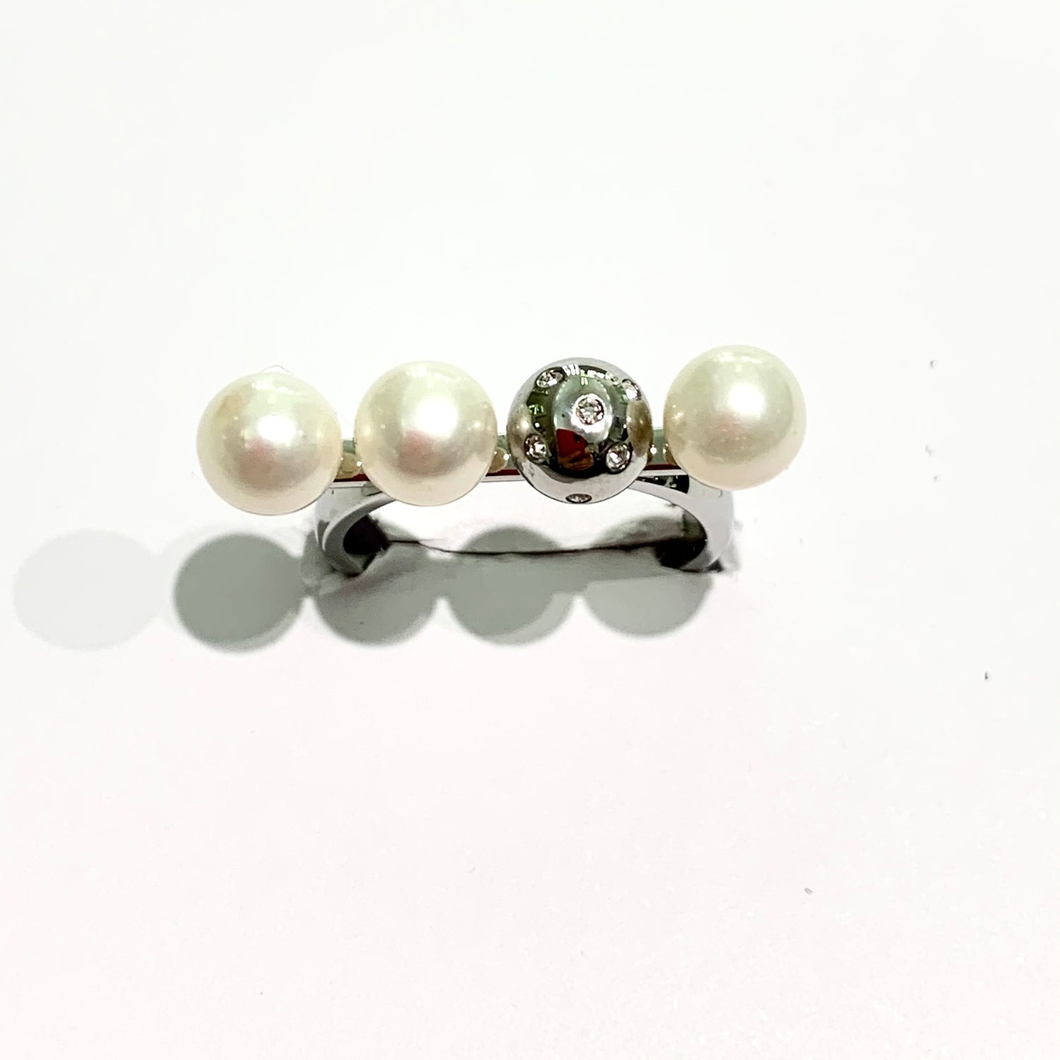 Anello in bijoux con barretta ricoperta da perle coltivate.  Lunghezza barretta 2,5 cm.  Grandezza singola perla 0,5 cm.  Più misure disponibili.