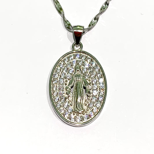 Collana in argento con Madonna Miracolosa ricoperta da zirconi.  Catena a torciglione di lunghezza 50 cm.  Diametro Madonna 2,7x1,9 cm.  Spedizione gratuita con confezione regalo.