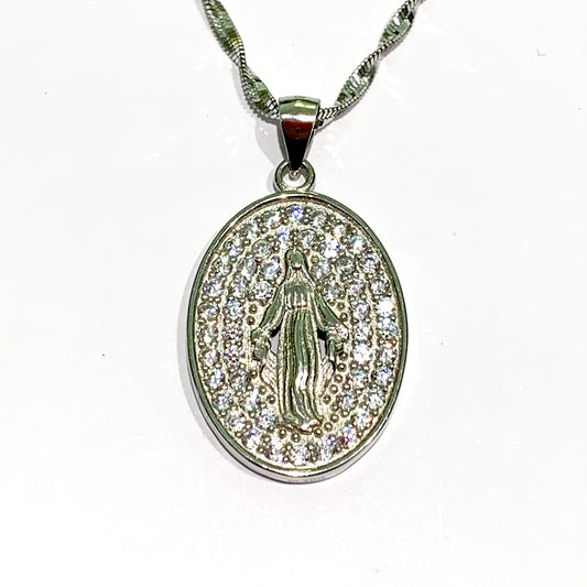 Collana in argento con Madonna Miracolosa ricoperta da zirconi. Catena a torciglione di lunghezza 50 cm. Diametro Madonna 2,7x1,9 cm. Spedizione gratuita con confezione regalo.