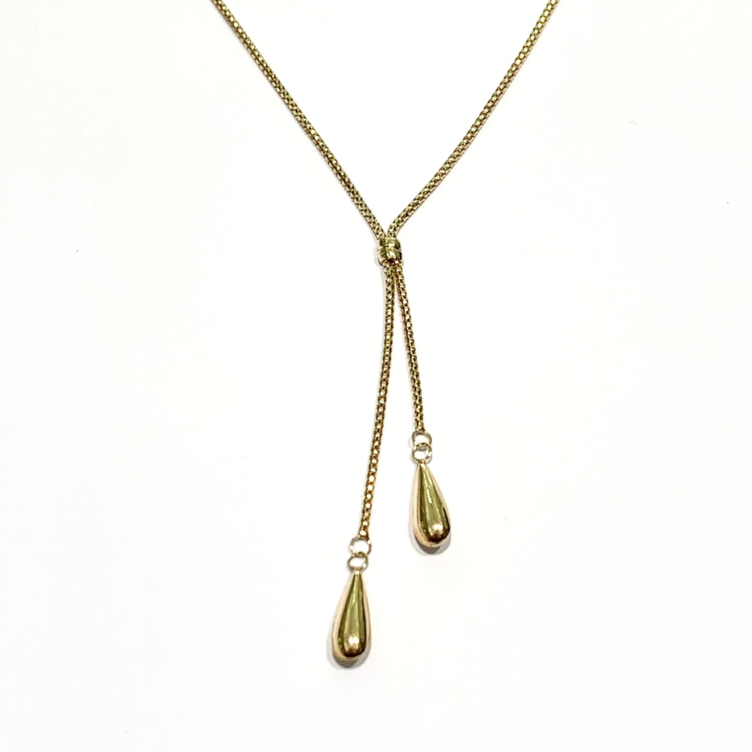 Collana in oro giallo 9kt con due gocce pendenti.  Lunghezza catena 45 cm.  Lunghezza dei due pendenti 6 cm e 4,5 cm.  Spedizione gratuita con confezione regalo. 
