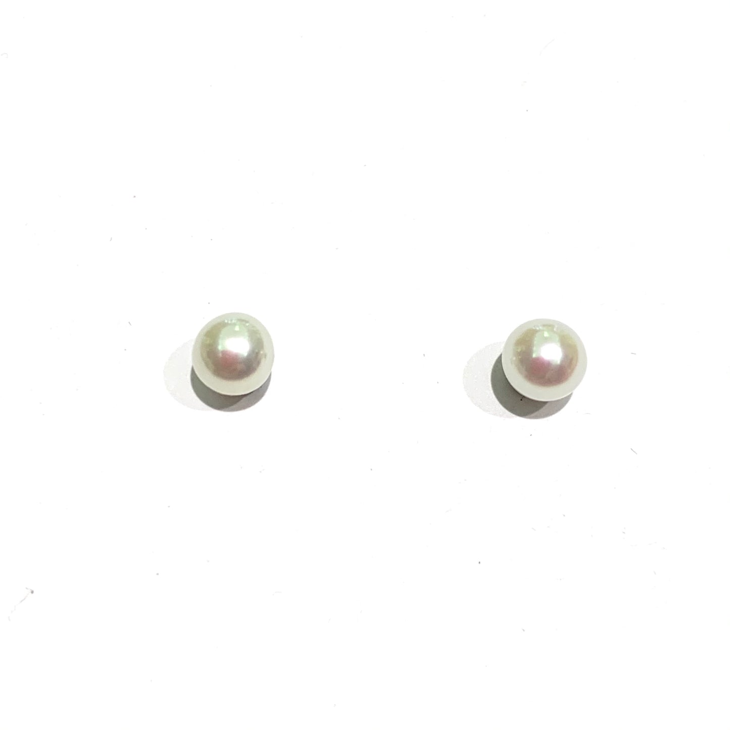 Orecchini in oro bianco 18kt con perle coltivate.  Dimensioni perla 0,4 cm.  Chiusura con farfalline.  Spedizione gratuita con confezione regalo. 