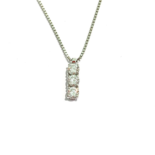 Collana in oro bianco 18kt con trilogi di diamanti. Lunghezza catena 42 cm. Caratura diamanti 0,44. Dimensione ciondolo 1x0,3 cm. Spedizione gratuita con confezione regalo.