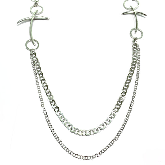Collana lunga in argento con croci di Alfieri St John. Lunghezza catena 110 cm. Larghezza cerchi 2 cm. Larghezza catena 0,4 cm. Misure croce 4x5 cm. Spedizione gratuita con confezione regalo.