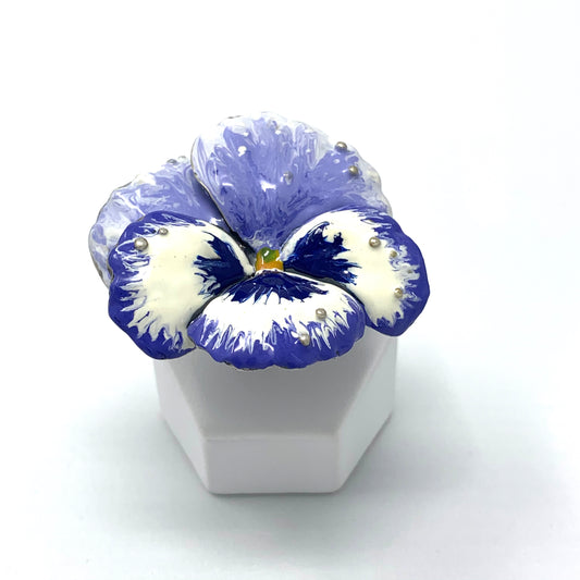 Anello in argento smaltato con viola mammola con sfumature viola, lilla e bianche dipinte a mano. Dimensione fiore 4,5x4 cm. Misura 18 regolabile fino a 21.