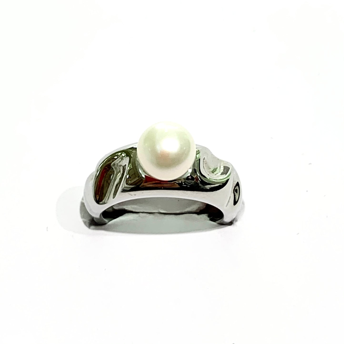 Anello in bijoux con perla coltivata sulla parte superiore.  Grandezza perla 0,7 cm.  Marchio Morellato.  Disponibile in più misure.