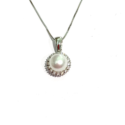 Collana in oro bianco 18kt con perla coltivata circondata da zirconi.  Lunghezza catena 42 cm.  Dimensione ciondolo 0,8 cm.  Spedizione gratuita con confezione regalo. 