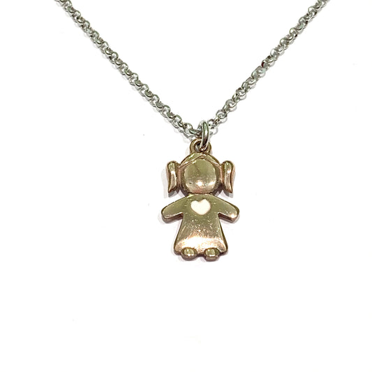 Collana in argento con ciondolo bimba bagnata in oro rosa, con un cuoricino bianco. Lunghezza catena regolabile da 36 cm a 45 cm. Lunghezza ciondolo 2 cm. Spedizione gratuita con confezione regalo.