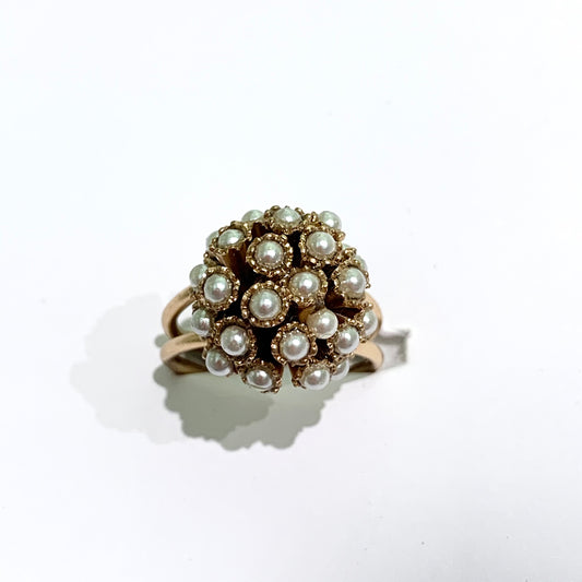 Anello in bijoux bagnato in oro con mora ricoperta da perle coltivate. Misura regolabile da 11 a 15. Dimensioni anello 1,5 cm di larghezza x 1 cm di altezza.