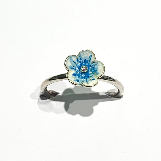Anello in argento con fiore ricoperto da smalto naturale azzurro. Dimensioni fiore 0,8 cm. Misura regolabile da 13 a 15.