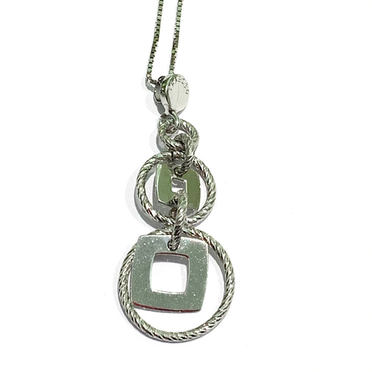 Collana in argento con ciondolo pendente formato da cerchi satinati e quadrati lucidi. Lunghezza catena 42 cm. Ciondolo pendente di lunghezza 4 cm e di larghezza 1,8 cm. Spedizione gratuita con confezione regalo.