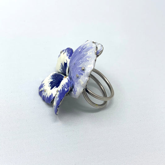 Anello in argento smaltato con viola mammola con sfumature viola, lilla e bianche dipinte a mano. Dimensione fiore 4,5x4 cm. Misura 18 regolabile fino a 21.