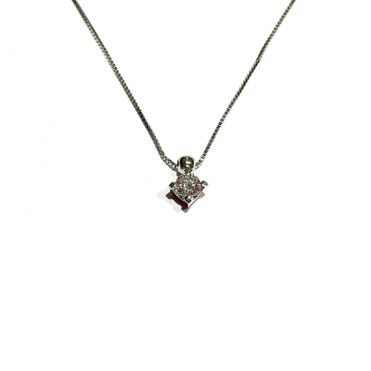 Collana in oro bianco 18kt con diamante solitario. Lunghezza catena 42 cm. Caratura diamante 0,12. Dimensione diamante 0,3 cm. Spedizione gratuita con confezione regalo.