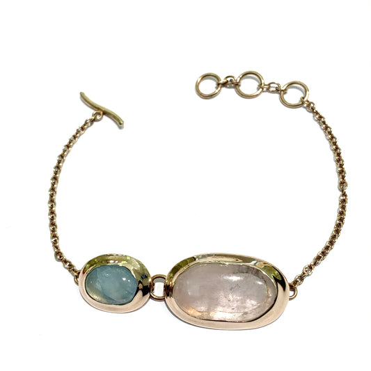 Bracciale in argento bagnato in oro rosa con quarzo rosa e azzurro. Lunghezza bracciale regolabile da 18 cm a 21 cm. Dimensione quarzo rosa 3x1,9 cm. Dimensione quarzo azzurro 2x1,4 cm. Spedizione gratuita con confezione regalo.