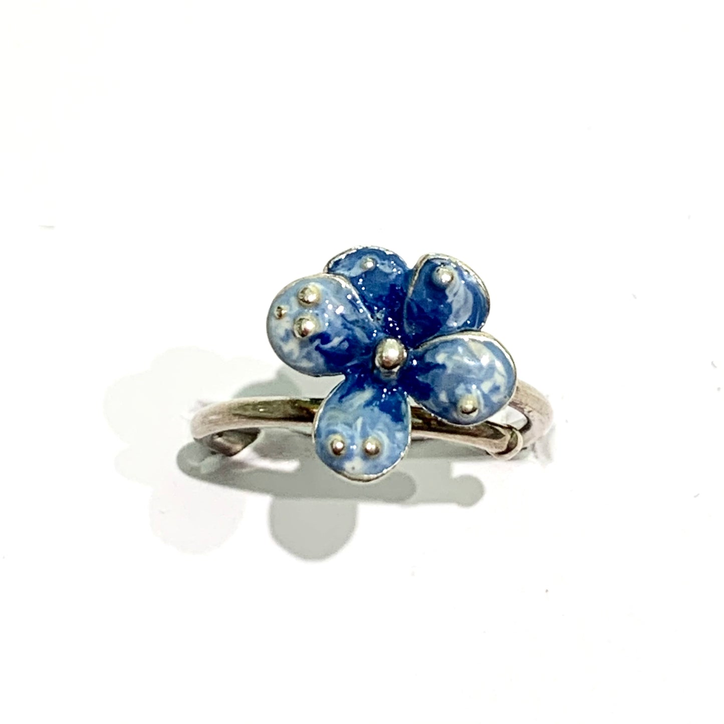 Anello in argento con violetta smaltata a mano con sfumature blu e azzurre.  Grandezza fiore 1,3 cm.  Misura regolabile da 12 a 16.