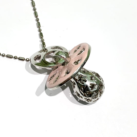 Collana in argento con ciuccio parzialmente smaltato rosa. Regalo perfetto per una mamma in dolce attesa. Lunghezza catena 43 cm. Misure ciondolo 3x2,5 cm. Spedizione gratuita con confezione regalo.