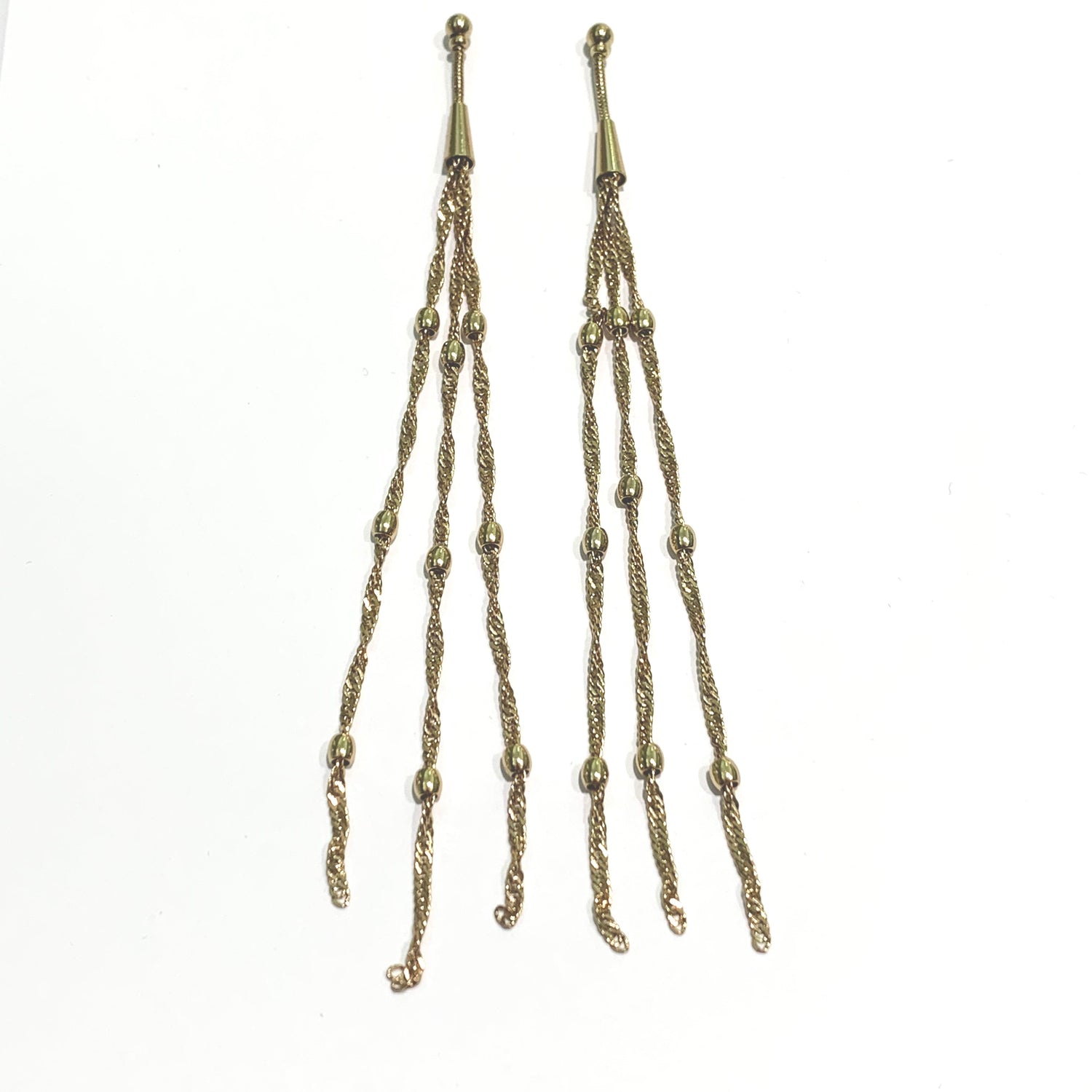 Orecchini pendenti in bijoux bagnati in oro giallo con tre fili pendenti.  Lunghezza 13 cm.  Spessore filo 0,2 cm.  Chiusura con farfalline.  Spedizione gratuita con confezione regalo. 
