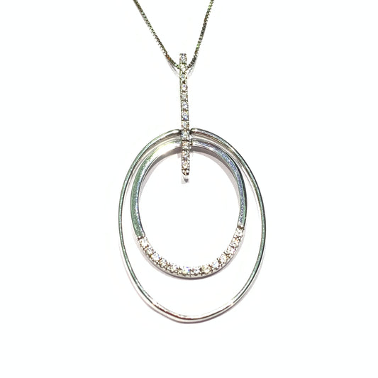 Collana in oro bianco 18kt con due cerchi ovali, di cui uno ricoperto in parte da zirconi. Lunghezza catena 42 cm. Lunghezza ciondolo 5 cm inclusa barretta ricoperta da zirconi. Spedizione gratuita con confezione regalo.