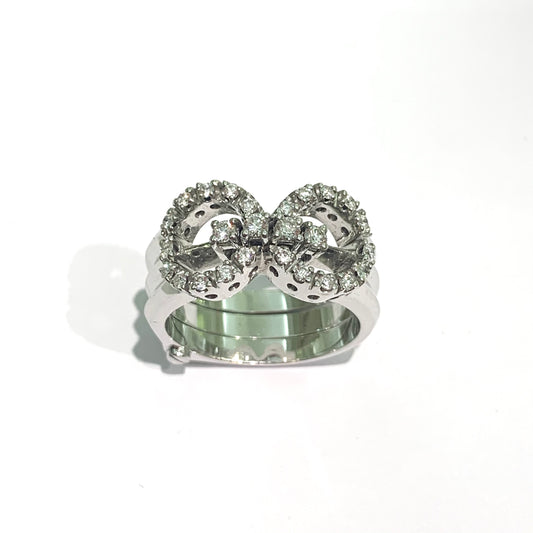 Anello in oro bianco 18kt composto da tre anelli mobili che formano il simbolo dell'infinito, ricoperto interamente da diamanti. Marchio Gianni Carità. Caratura diamanti 0,50. Dimensione infinito 1,5x1 cm.