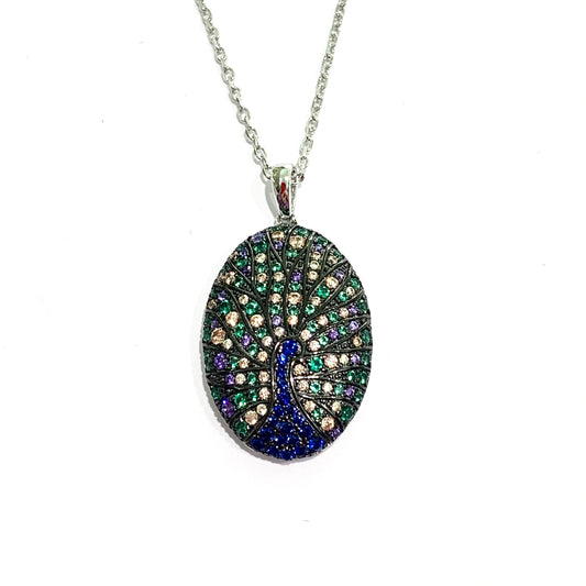 Collana in argento con ciondolo ovale con pavone ricoperto da zirconi colorati. Lunghezza catena 40 cm allungabile fino a 45. Dimensioni ciondolo 1,5 cm x 2,5 cm. Spedizione gratuita con confezione regalo.
