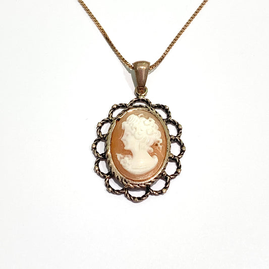 Collana in argento rosa con cammeo ovale. Lunghezza collana 42 cm. Misura ciondolo 3x2,5 cm. Spedizione gratuita con confezione regalo.