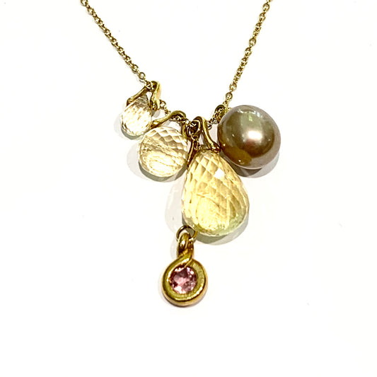 Collana in oro giallo 9kt con quarzi e pietre naturali pendenti. Lunghezza catena 42 cm. Dimensione pendenti da 0,5 cm a 1 cm. Spedizione gratuita con confezione regalo.