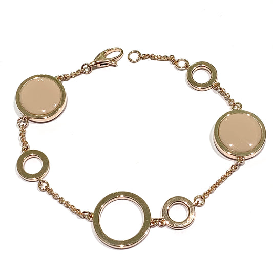 Bracciale in argento bagnato in oro rosa con due placchette ricoperte da smalto naturale colore rosa. Lunghezza bracciale regolabile in due lunghezze: 18 cm oppure 20 cm. Dimensioni placchette 1,5 cm le più grandi e 0,9 cm le più piccole. Spedizione gratuita con confezione regalo.
