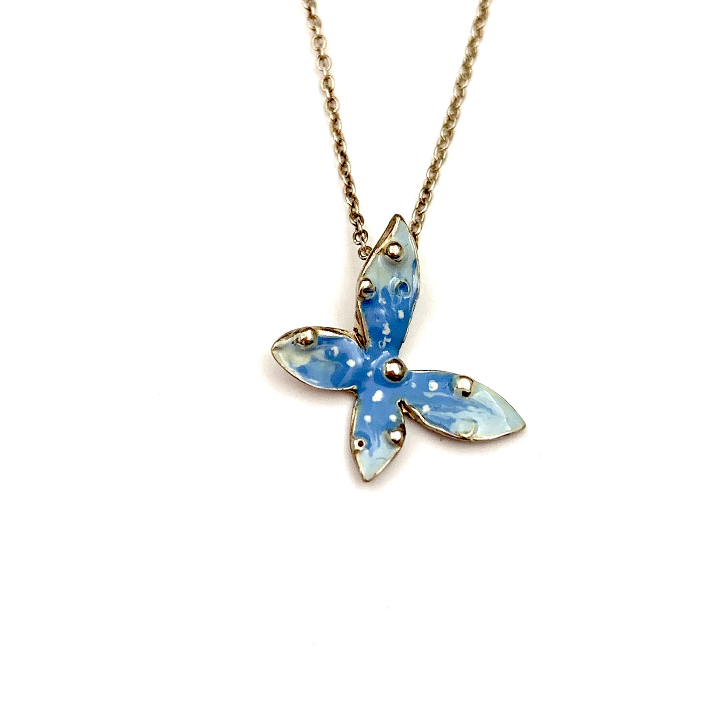 Collana in argento con farfalla smaltata a mano con sfumature azzurre.  Lunghezza catena regolabile da 38 a 47 cm.  Dimensioni farfalla 1 cm.  Spedizione gratuita con confezione regalo.