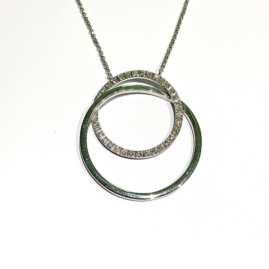 Collana in oro bianco 18kt con cerchi e diamanti. Lunghezza catena 40 cm. Dimensione ciondolo 2,7 cm di lunghezza x 2,4 cm di larghezza. Caratura diamanti 0,13. Spedizione gratuita con confezione regalo.