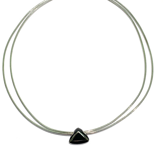 Collana in argento modello girocollo doppio con ciondolo smaltato in nero. Collezione Alfieri & St. John. Spessore collana 0,1 cm. Grandezza ciondolo 1,5 cm. Spedizione gratuita con confezione regalo.