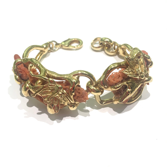 Bracciale rigido in bijoux bagnato in oro giallo con corallo. Lunghezza bracciale regolabile da 21 a 23 cm. Larghezza piastrina con corallo 3 cm. Spedizione gratuita con confezione regalo.