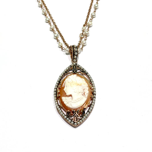 Collana in argento rosa con cammeo e piccole perle coltivate. Collana doppia con perline di lunghezza 48 cm. Dimensioni cammeo 3x4,5 cm. Spedizione gratuita con confezione regalo.