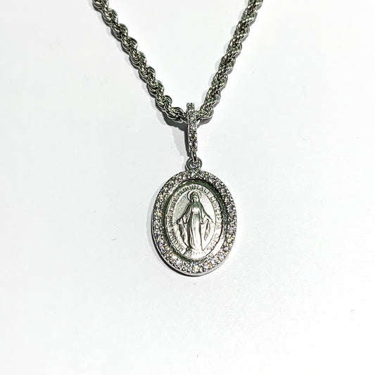 Collana in oro bianco 18kt con Madonna Miracolosa circondata da zirconi. Lunghezza catena 65 cm e di spessore 0,2 cm. Lunghezza ciondolo 2 cm, con anellino ricoperto da zirconi di lunghezza 1 cm. Grammi oro 9,8. Spedizione gratuita con confezione regalo.