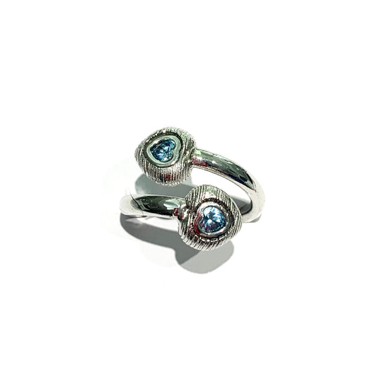 Anello in argento con cuori satinati e zirconi color acquamarina. Dimensione cuore 0,8 cm. Misura 11.