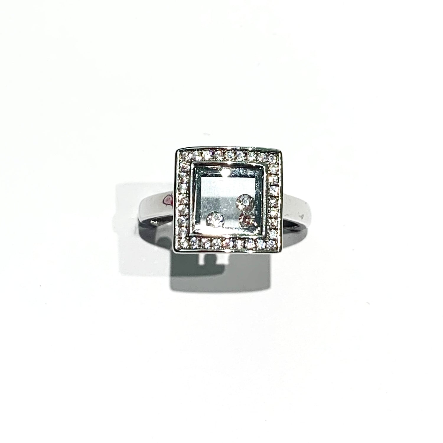 Anello in argento quadrato con tre zirconi mobili all'interno e circondato da zirconi all'esterno.  Dimensione quadrato 1,1 cm.  Misura 13.