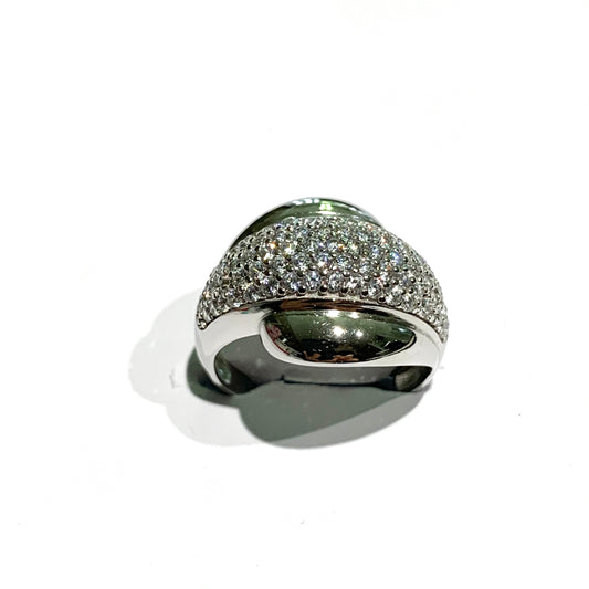 Anello in oro bianco 18kt con parte centrale ricoperta da zirconi. Larghezza totale 1,5 cm. Larghezza fascia con zirconi 0,7 cm. Misura 11.