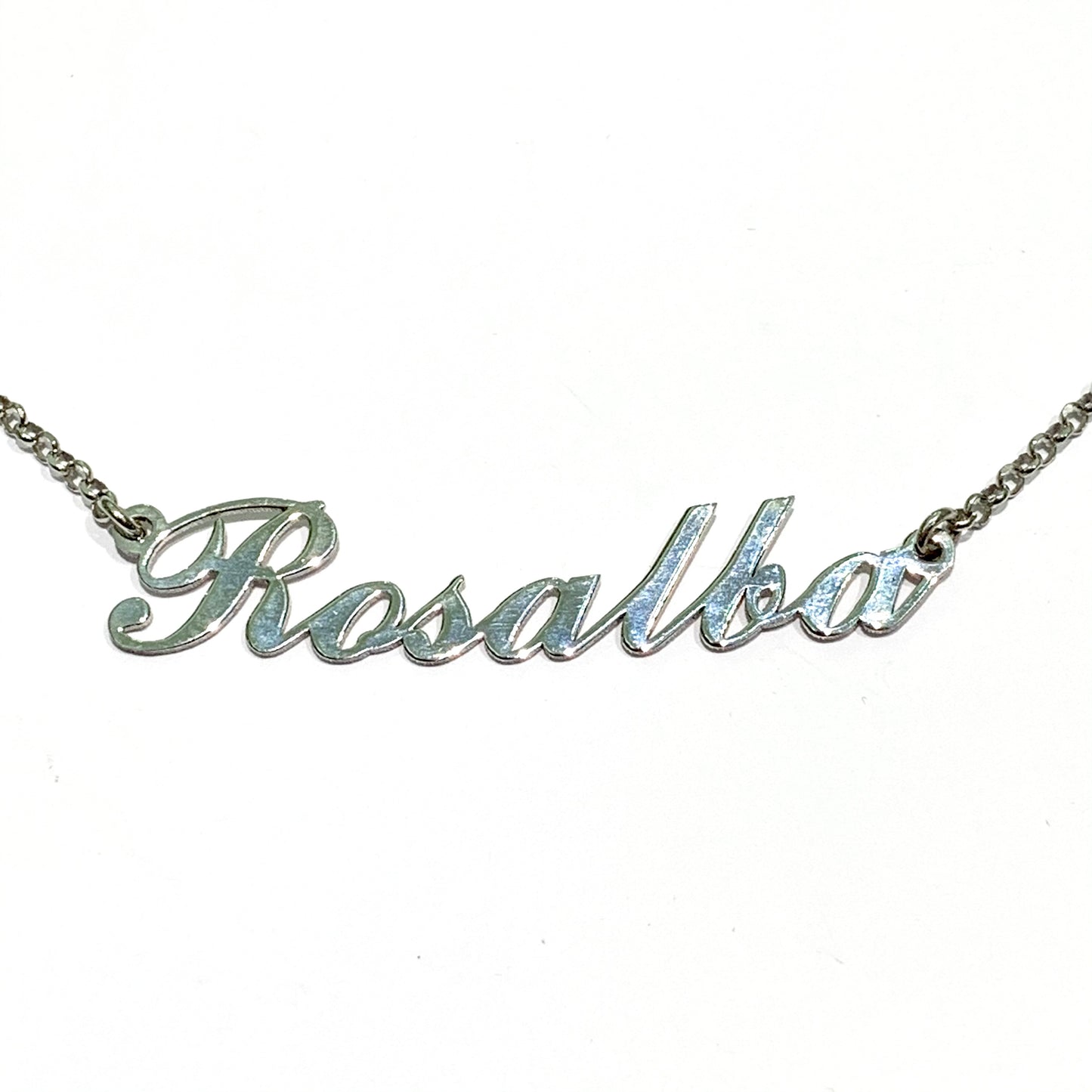 Collana in argento con nome Rosalba ricoperto da zirconi.  Lunghezza catena 40 cm.  Lunghezza nome 4,5 cm, altezza lettere 0,5 cm con iniziale da 1 cm.  Spedizione gratuita con confezione regalo. 