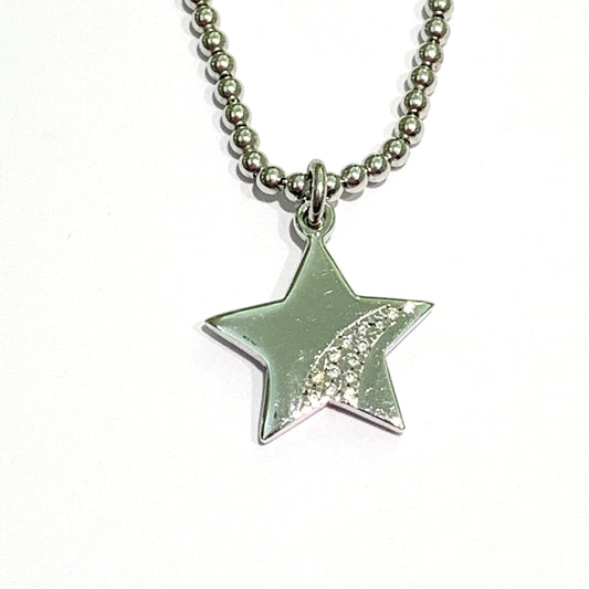 Collana in argento con una stella lucida con piccoli zirconi da un lato. Catena con pallini di lunghezza 38 cm regolabile fino a 44 cm. Dimensioni stella 1,5 cm. Spedizione gratuita con confezione regalo.