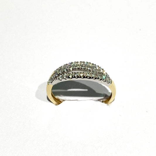 Anello fedina in oro giallo 18kt composto dal lato superiore in oro bianco, ricoperto da zirconi. Larghezza fascetta 0,5 cm. Misura 13.