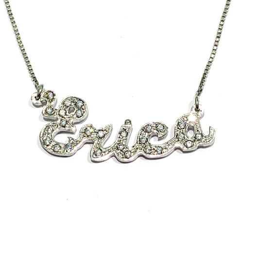 Collana in argento con nome Erica ricoperto da zirconi. Lunghezza catena 40 cm. Lunghezza nome 3,5 cm, altezza lettere 0,5 cm con iniziale da 1 cm. Spedizione gratuita con confezione regalo.