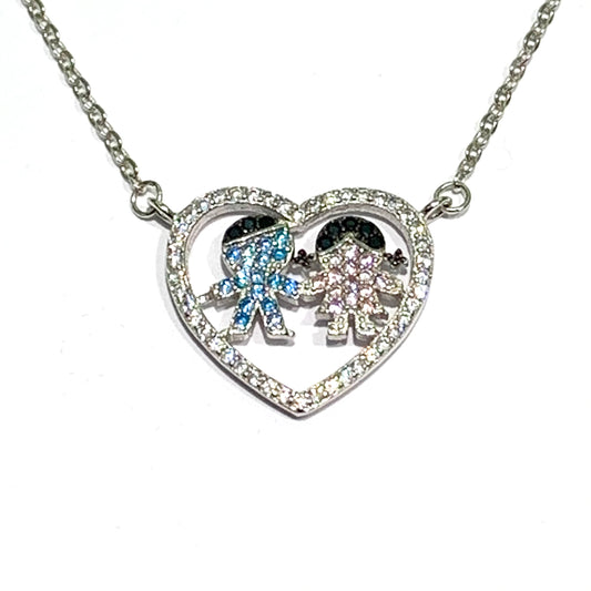 Collana argento con bimbi all’interno del cuore e zirconi colorati. Lunghezza catena 39 cm, allungabile a 43 cm. Dimnsioni ciondolo 1,8 x 1,8 cm. Spedizione gratuita con confezione regalo.