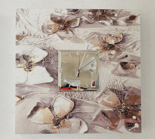 Orologio a parete quadrato con contorno fiori di pesco. Dimensione totale 30 cm x 30 cm. Dimensione orologio 10 cm x 10 cm.