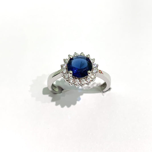 Anello in argento con zircone tondo centrale colorato circondato da zirconi bianchi.
Disponibile in più colori.
Dimensione zircone centrale 0,6 cm.
Dimensione totale 0,9 cm.
Misura 14.