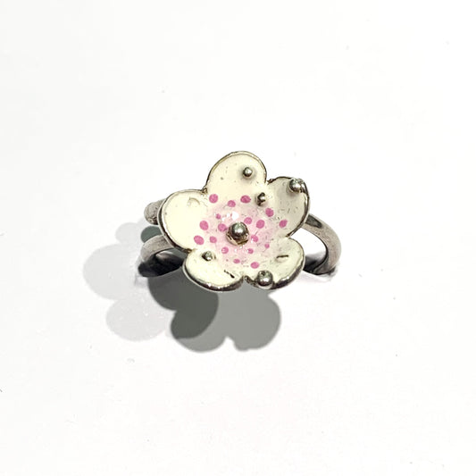 Anello in argento con fiore lavorato e smaltato a mano con sfumature.
Dimensioni fiore 1,3 cm.
Misure regolabili.
