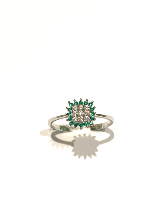 Anello in oro bianco 9kt con quadrato impreziosito da zirconi bianchi e colore smeraldo. Dimensione torale 0,6 cm. Misura 14.