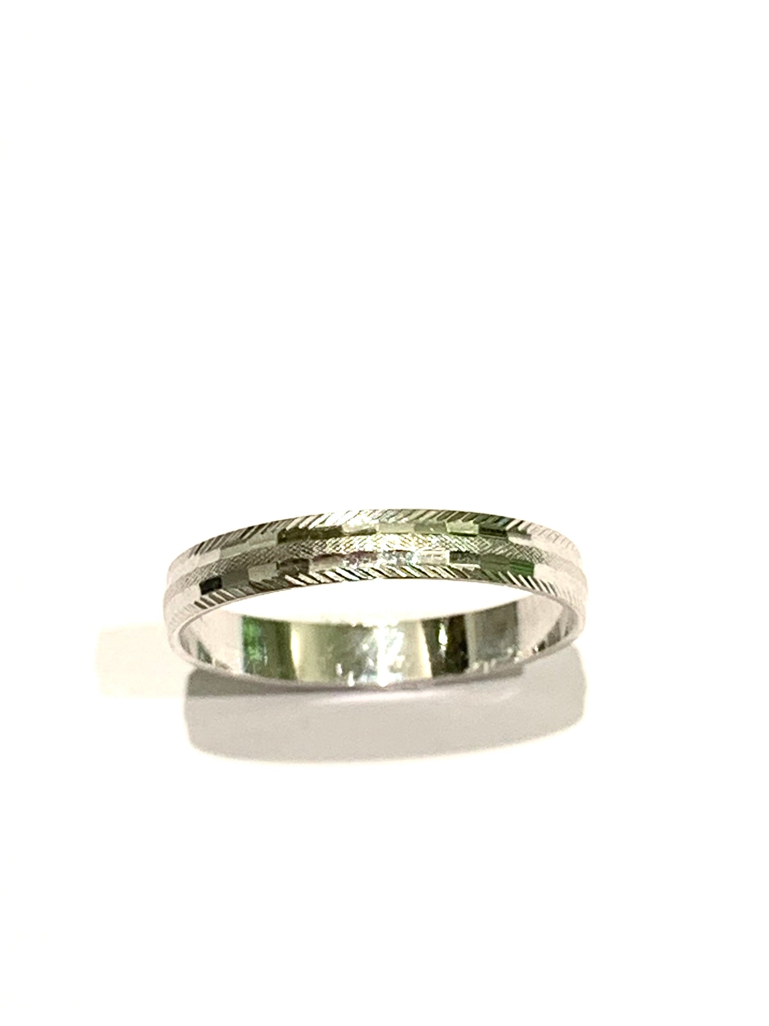Anello fedina in oro bianco 18kt con disegni satinati.  Dimensione parte superiore anello 0,3 cm.  Disponibili più misure.