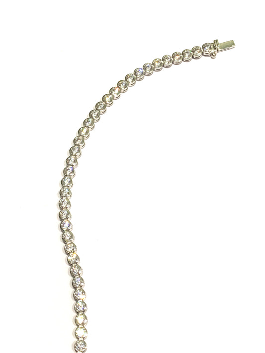 Bracciale tennis in oro giallo 18kt con zirconi. Lunghezza 19,5 cm. Dimensione zirconi 0,2 cm.